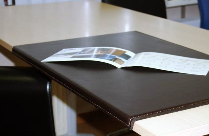 Бювар с загибом из коричневой кожи