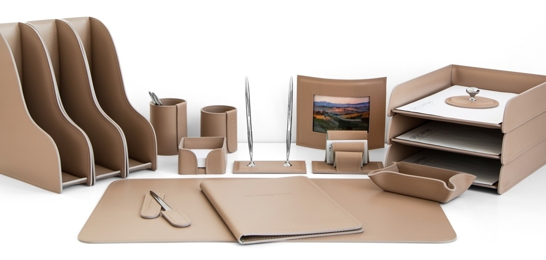 бежевый настольный набор для руководителя