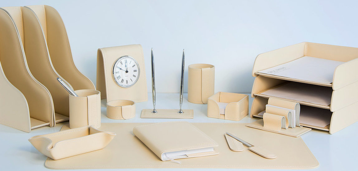 Бежевый настольный набор для руководителя набор настольный кожаный слоновая кость buvardo