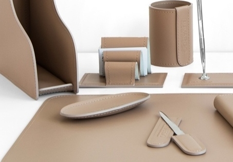 настольный набор из бежевой кожи caffe latte