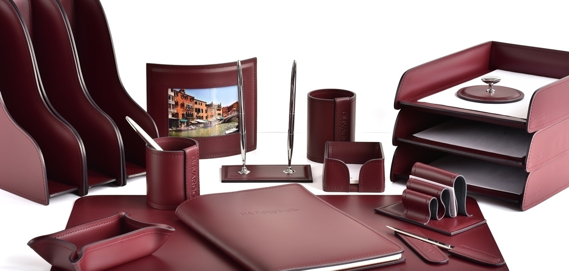 Настольный набор для руководителя красное дерево из кожи 17 предметов с папкой