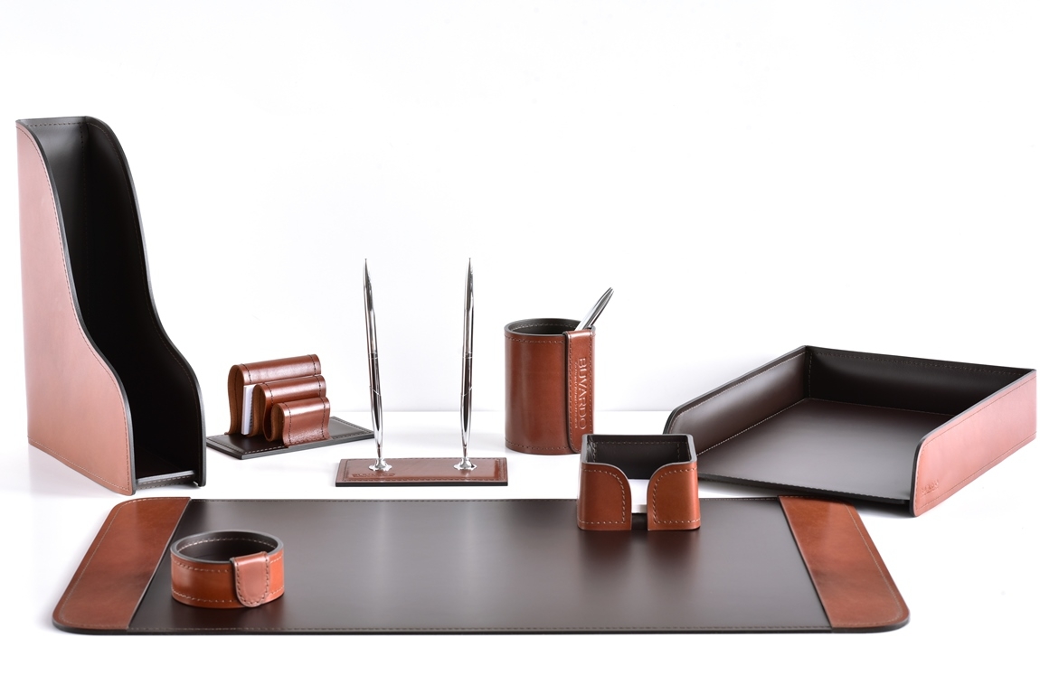 Набор настольный принадлежностей Premium из кожи FG Tan/шоколад 8 предметов Набор настольный принадлежностей Premium из кожи FG Tan/шоколад 8 предметов