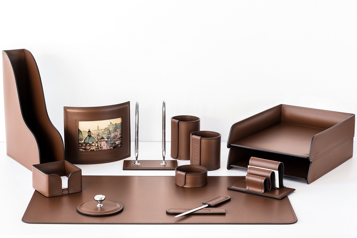 Настольные принадлежности для руководителя из кожи цвет орех 13 предметов с фотрамкой Настольные принадлежности для руководителя из кожи цвет орех 13 предметов с фотрамкой