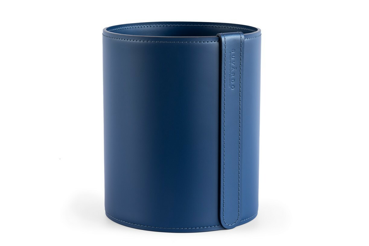 Корзина из синей кожи для мусора