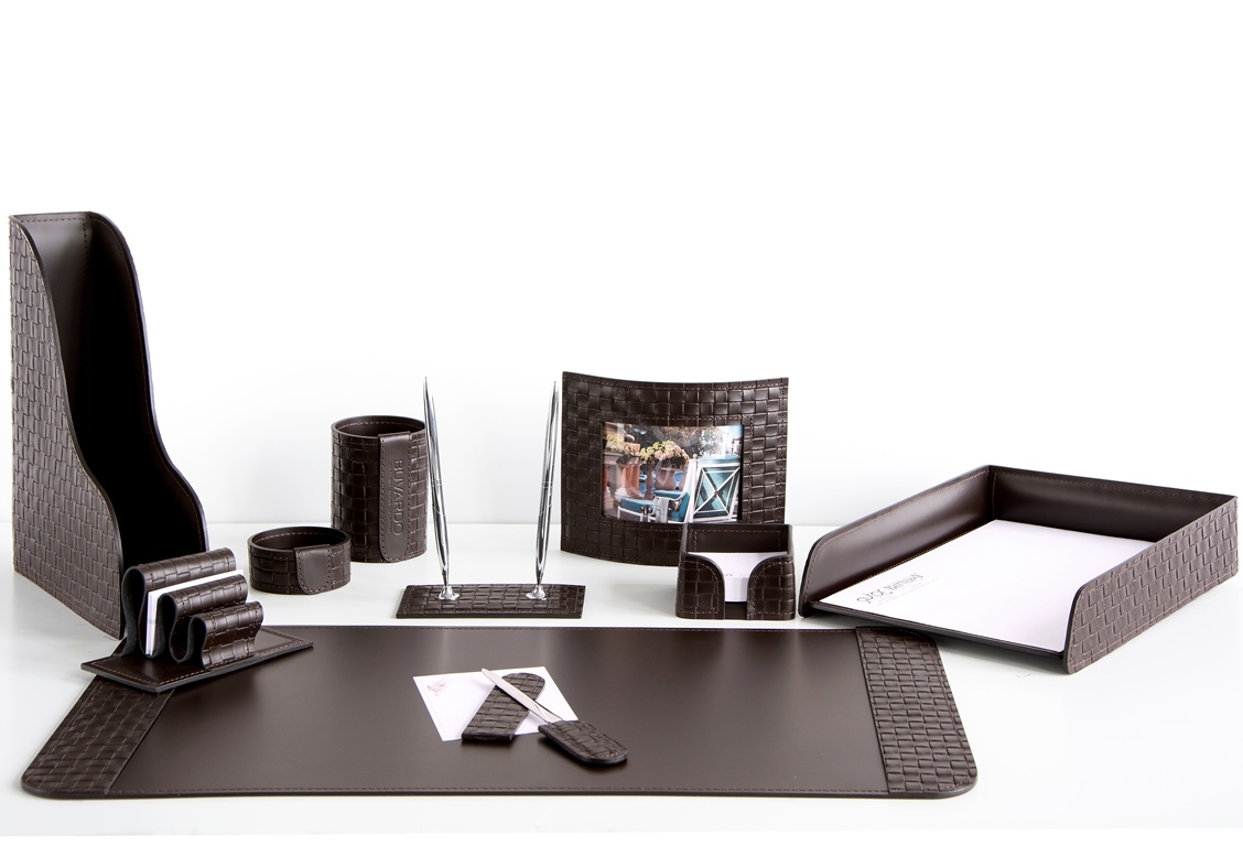 НЕТ В НАЛИЧИИ Набор настольный 10 предметов из кожи Treccia/шоколад №49