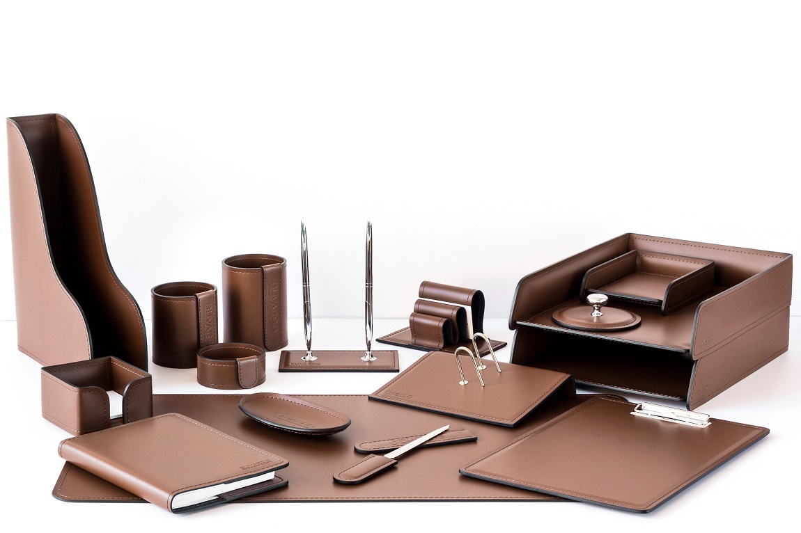 Настольный набор кожаный для руководителя цвет орех 17 предметов Настольный набор кожаный для руководителя цвет орех 17 предметов