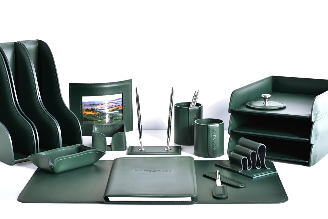 Настольный набор для руководителя 17 предметов с папкой "На подпись", из кожи цвет зеленый Настольный набор для руководителя 17 предметов с папкой "На подпись", из кожи цвет зеленый