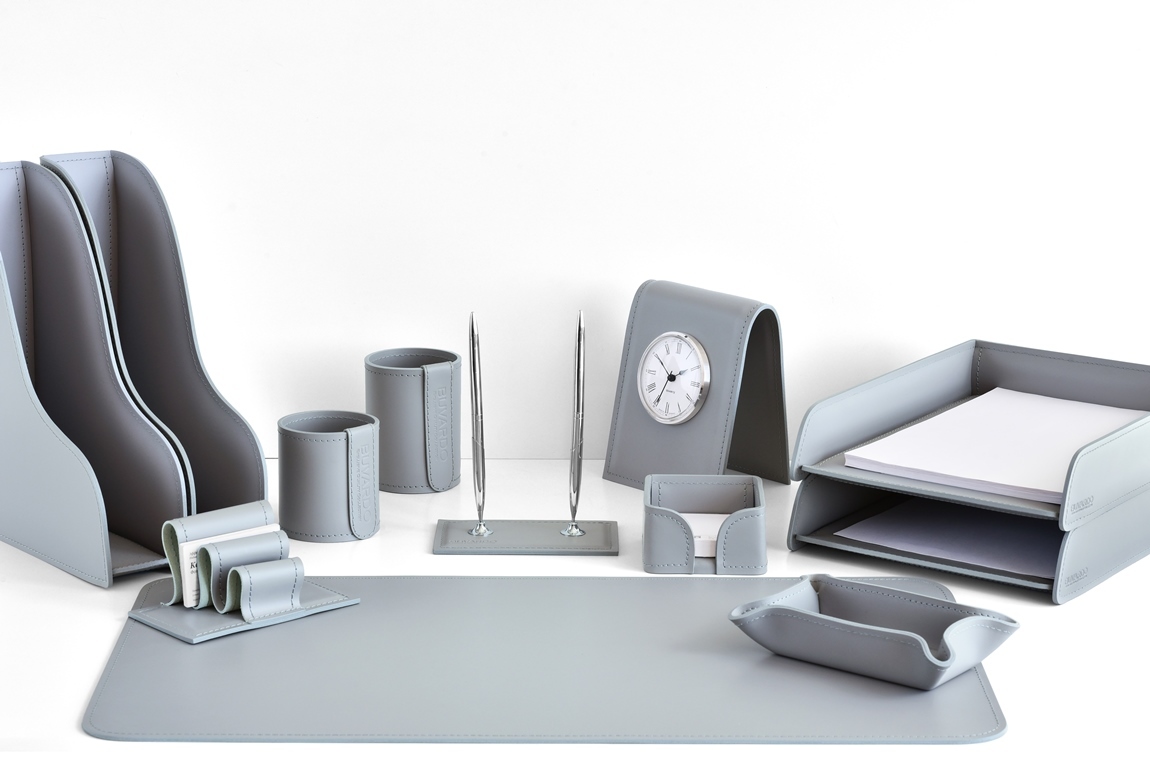 Набор на стол руководителя 12 предметов с часами из кожи cuoietto цвет серый