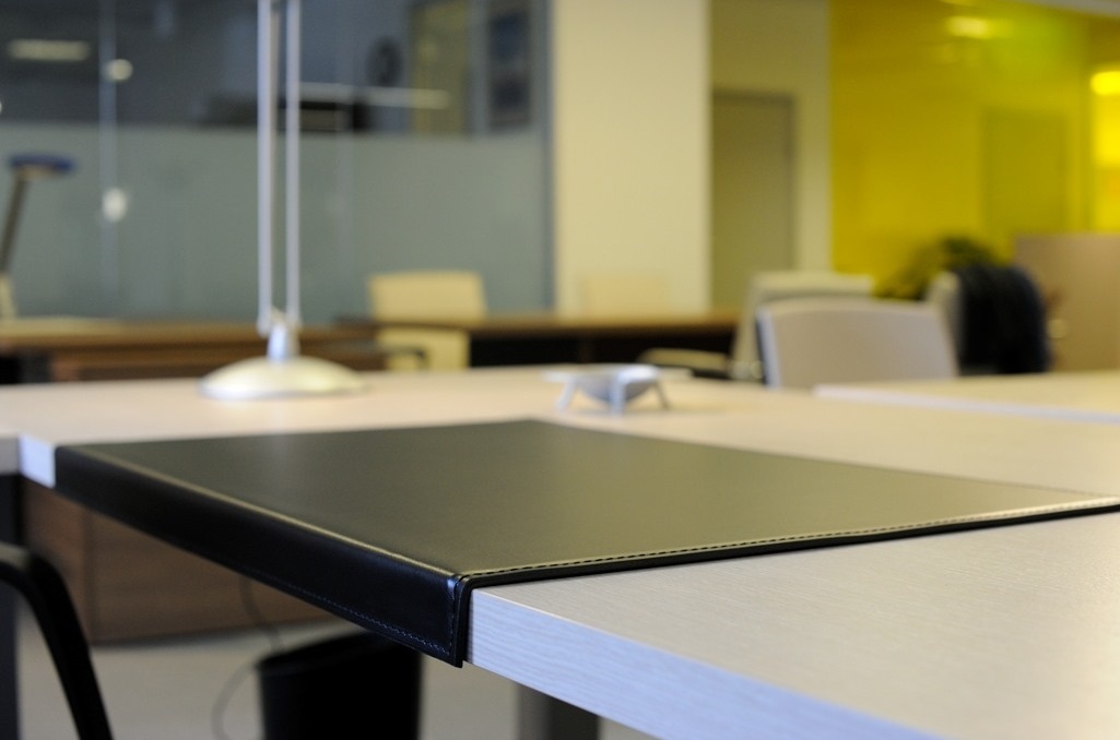 Бювар с загибом из черной кожи