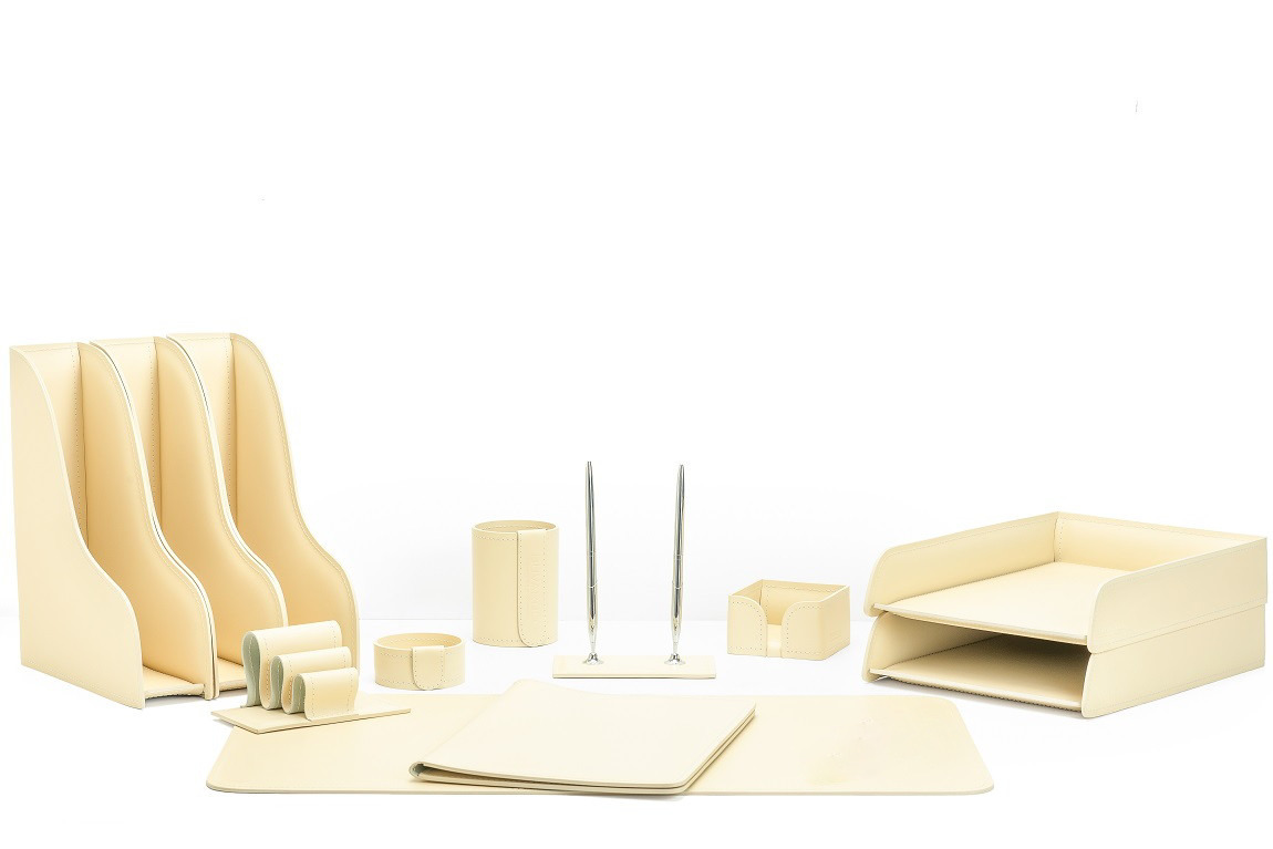 Набор настольный для руководителя из бежевой кожи 12 предметов с папкой Набор настольный для руководителя из бежевой кожи 12 предметов с папкой