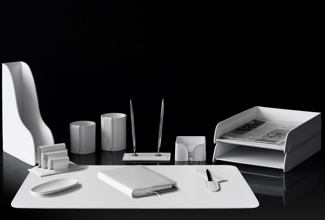 Настольный набор для руководителя. 12 предметов с ежедневником. Кожа cuoietto цвет белый. Настольный набор для руководителя. 12 предметов с ежедневником. Кожа cuoietto цвет белый.