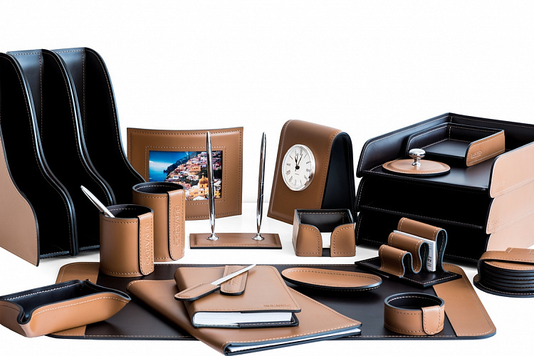Набор руководителя. 23 предмета с фоторамкой, папкой и часами из кожи цвет табак/шоколад
