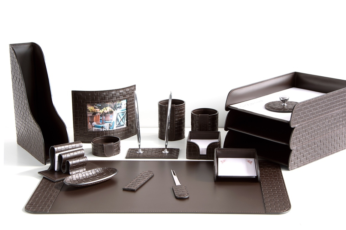 НЕТ В НАЛИЧИИ Настольный набор руководителя 16 предметов из кожи Treccia/шоколад №56