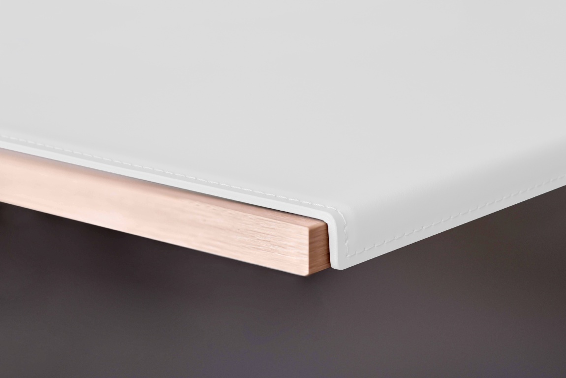 Бювар белый кожаный с загибом по краю стола Бювар белый кожаный с загибом по краю стола