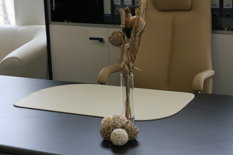 Подложка для стола из кожи. Бювар модель 17 R/L (правый или левый)