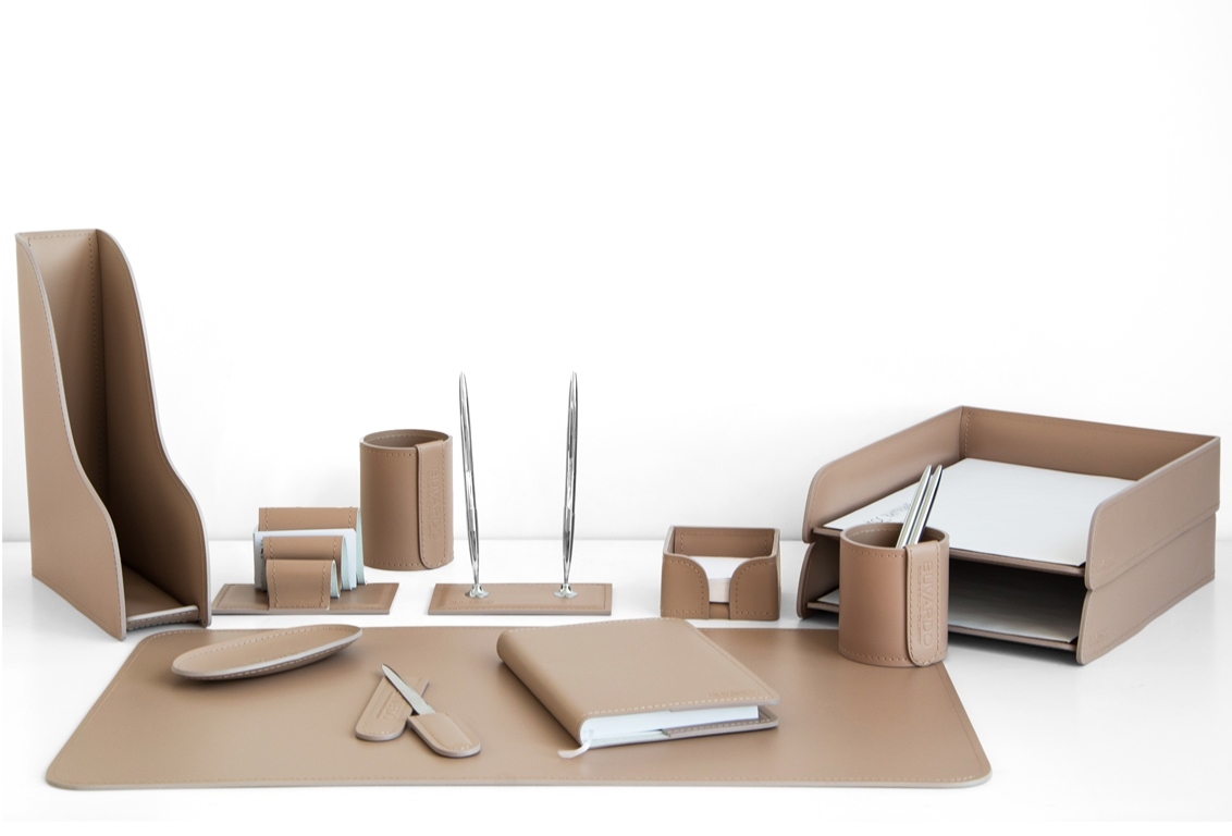 Настольный набор руководителя. 12 предметов из кожи caffe latte с ежедневником