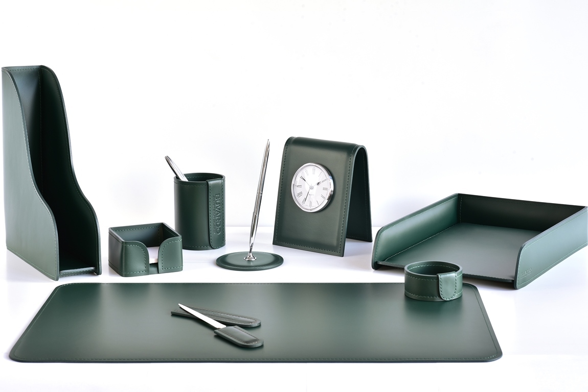 Письменный настольный набор зеленого цвета 9 предметов с часами Письменный настольный набор зеленого цвета 9 предметов с часами