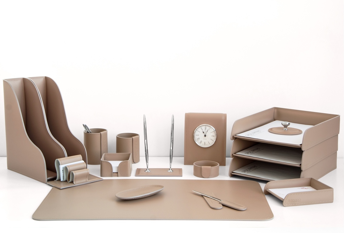 Настольный набор для кабинета руководителя. 17 предметов с часами из кожи цвет caffe latte