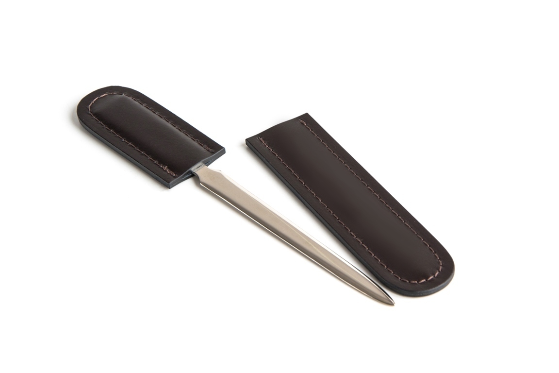 НЕТ В НАЛИЧИИ Нож канцелярский в чехле из кожи цвет шоколад