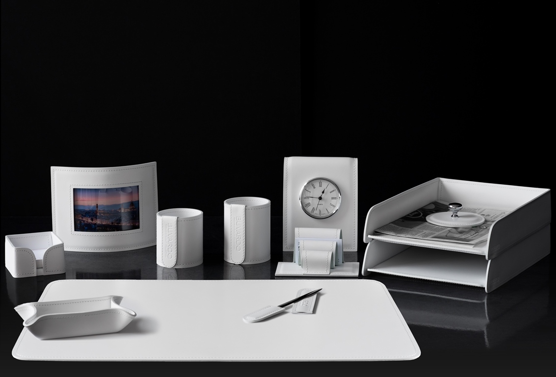 Настольный органайзер белый из натуральной кожи. 12 предметов с часами и фоторамкой Настольный органайзер белый из натуральной кожи. 12 предметов с часами и фоторамкой