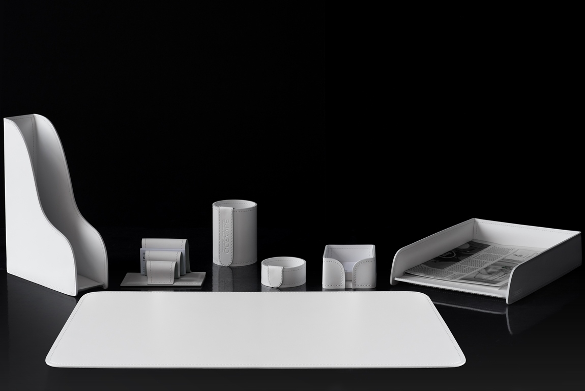 Наcтольный набор из белой кожи cuoietto 7 аксессуаров Наcтольный набор из белой кожи cuoietto 7 аксессуаров