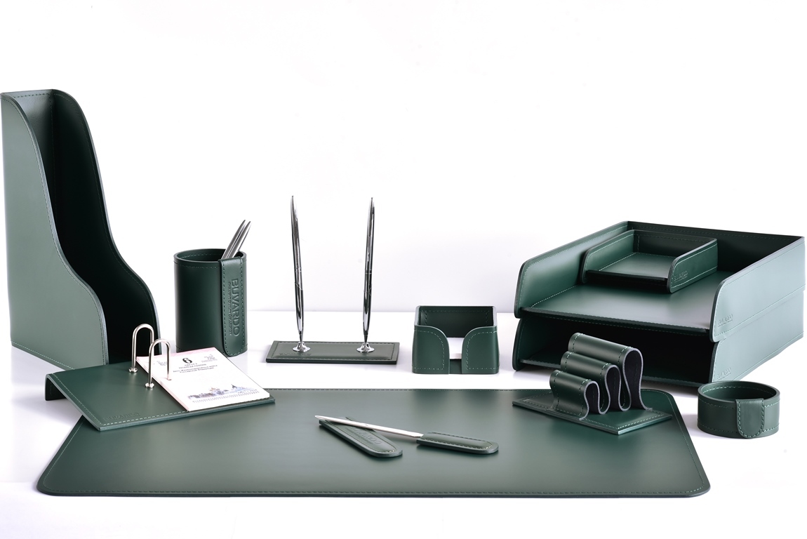 Зеленый настольный набор руководителя 12 предметов с перекидным календарем Зеленый настольный набор руководителя 12 предметов с перекидным календарем