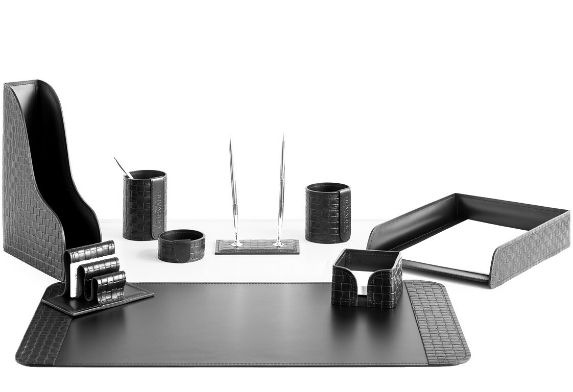Настольный набор из кожи цвет черный с тиснением intrecciato 9 предметов Настольный набор из кожи цвет черный с тиснением intrecciato 9 предметов