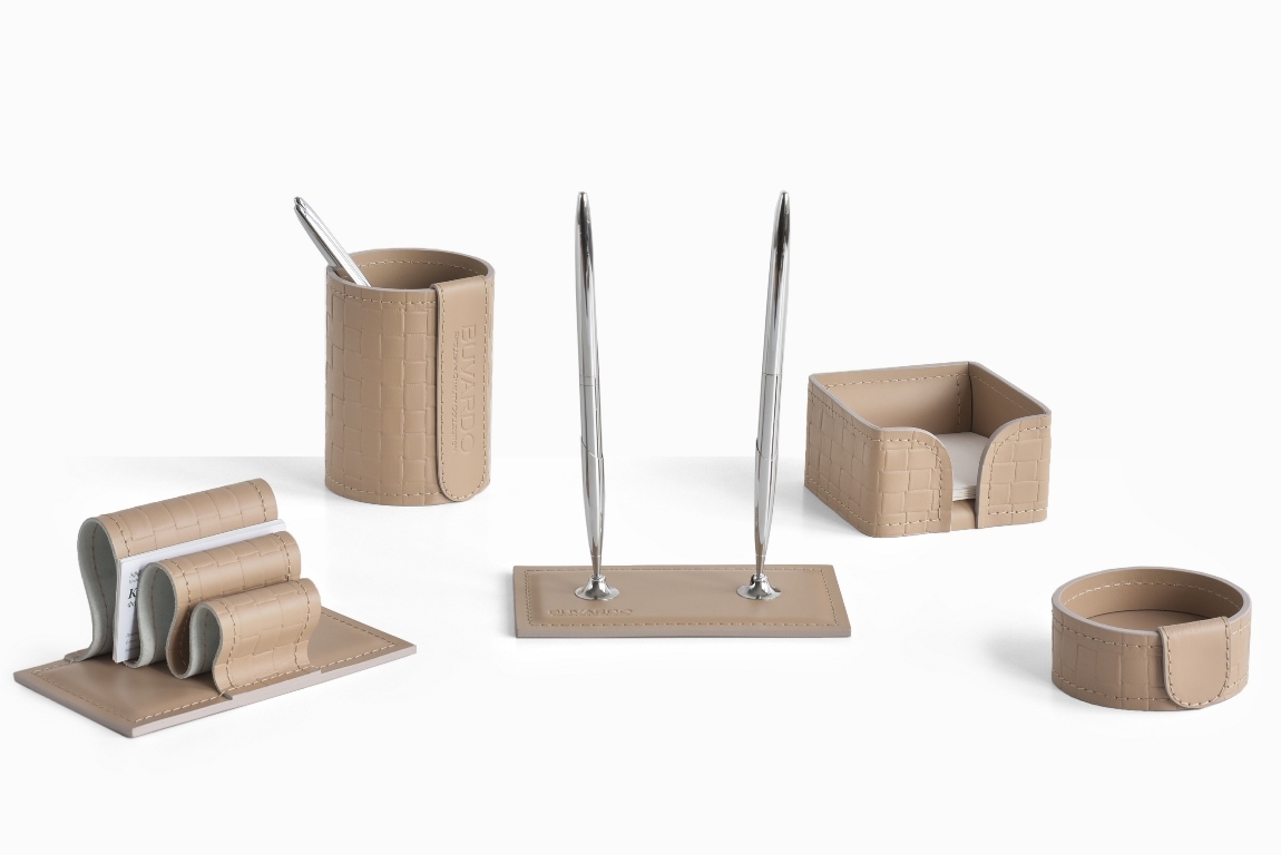 Аксессуары настольные из кожи цвет cafe latte с тиснением