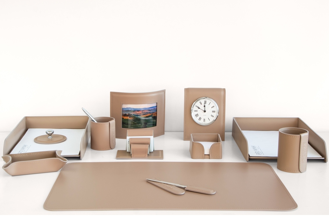 Набор настольный для руководителя. Кожа cuoietto цвет какао 12 предметов с часами и фоторамкой