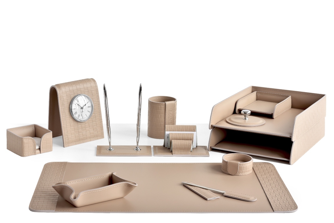 Настольный набор для руководителя из бежевой кожи с тисением treccia 13 предметов с часами