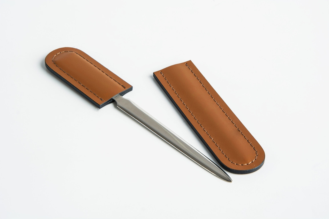 НЕТ В НАЛИЧИИ Нож канцелярский в чехле из кожи  табак