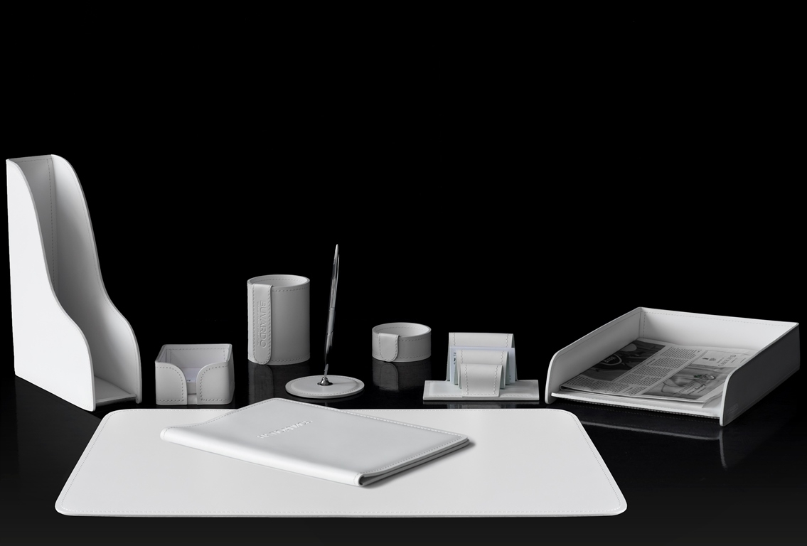 Набор настольный из белой кожи для руководителя. 9 предметов с папкой "На подпись" Набор настольный из белой кожи для руководителя. 9 предметов с папкой "На подпись"