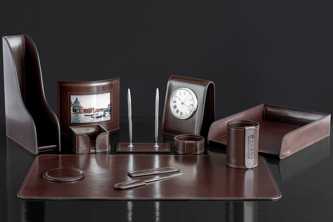 НЕТ В НАЛИЧИИ Элитный настольный набор 11 аксессуаров из кожи FG Brown с часами и фоторамкой НЕТ В НАЛИЧИИ Элитный настольный набор 11 аксессуаров из кожи FG Brown с часами и фоторамкой