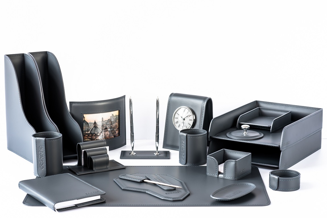Офисные принадлежности для руководителя из темно-серой кожи