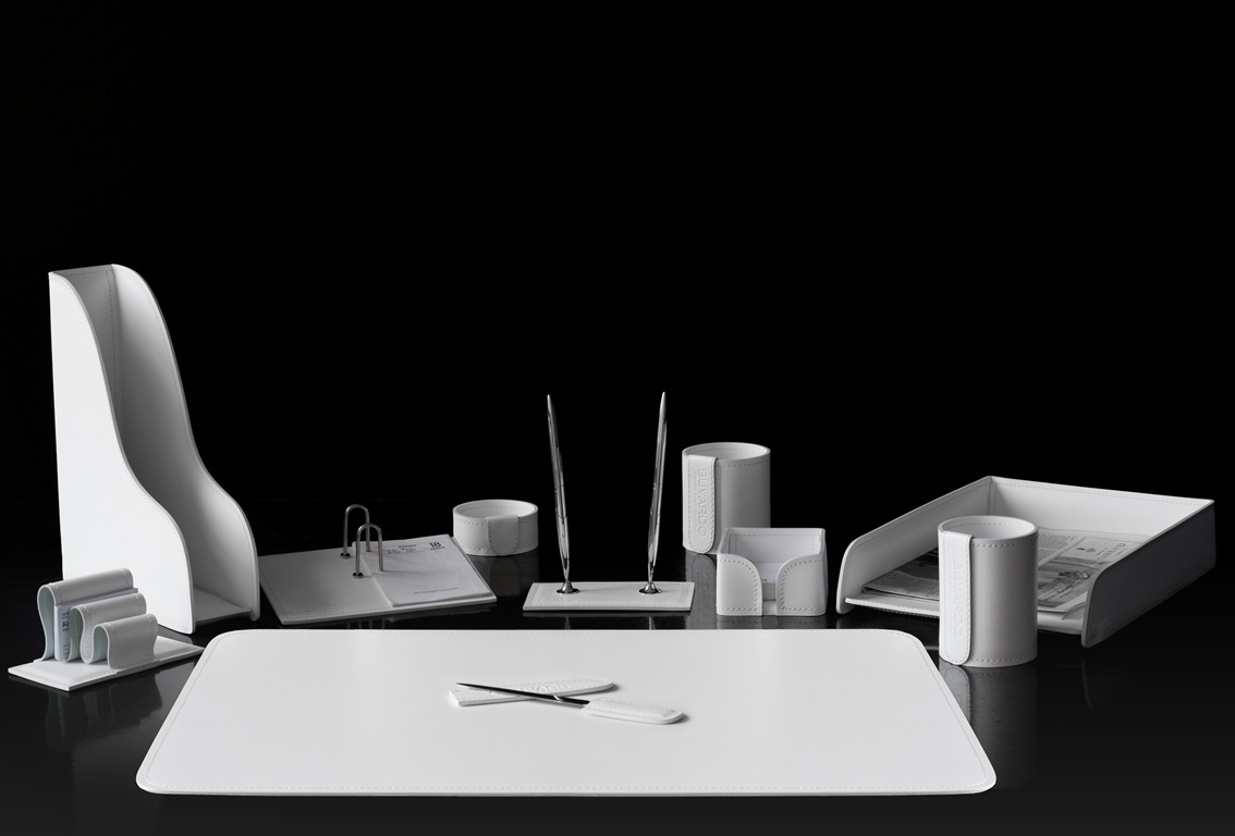 Настольный набор. Цвет кожи Сuoietto белый. 11 предметов с подставкой для календаря Настольный набор. Цвет кожи Сuoietto белый. 11 предметов с подставкой для календаря