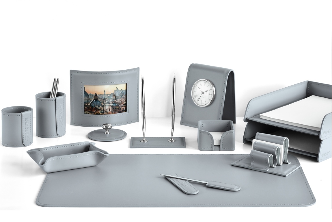 Настольный набор с часами и фоторамкой 13 предметов из серой кожи