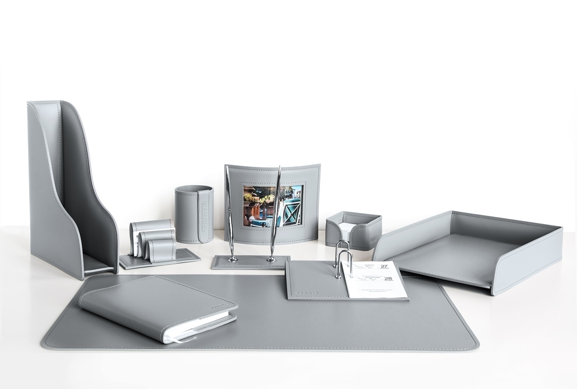 Настольный набор для руководителя 10 предметов из кожи цвет серый