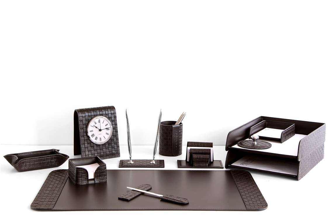 НЕТ В НАЛИЧИИ Настольный набор BUVARDO 12 предметов из кожи Treccia/шоколад №52