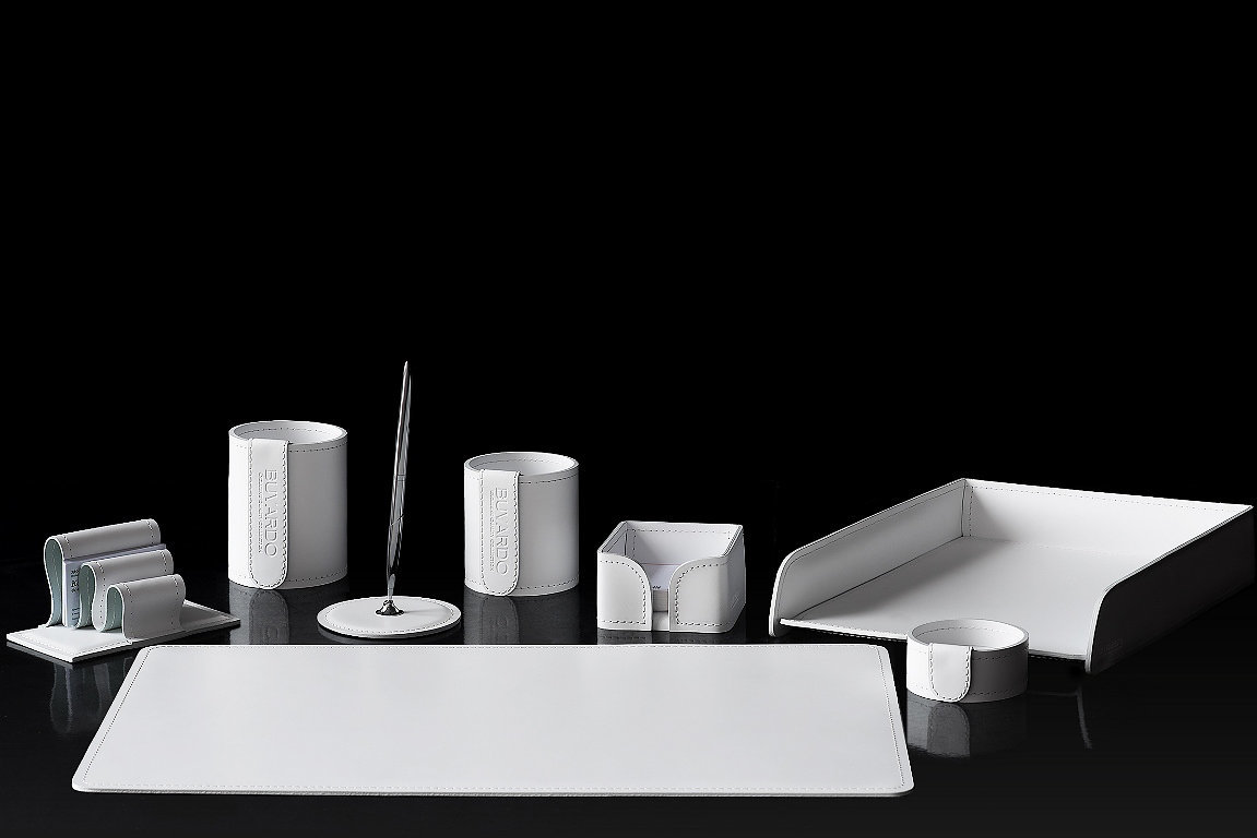 Набор настольный из кожи белого цвета 8 предметов Набор настольный из кожи белого цвета 8 предметов