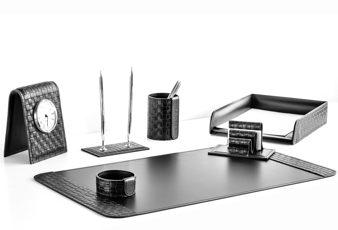 Кожаный настольный набор с часами 7 предметов Кожаный настольный набор с часами 7 предметов