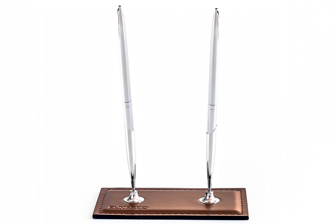 Подставка для 2х ручек из кожи цвет орех Подставка для 2х ручек из кожи цвет орех