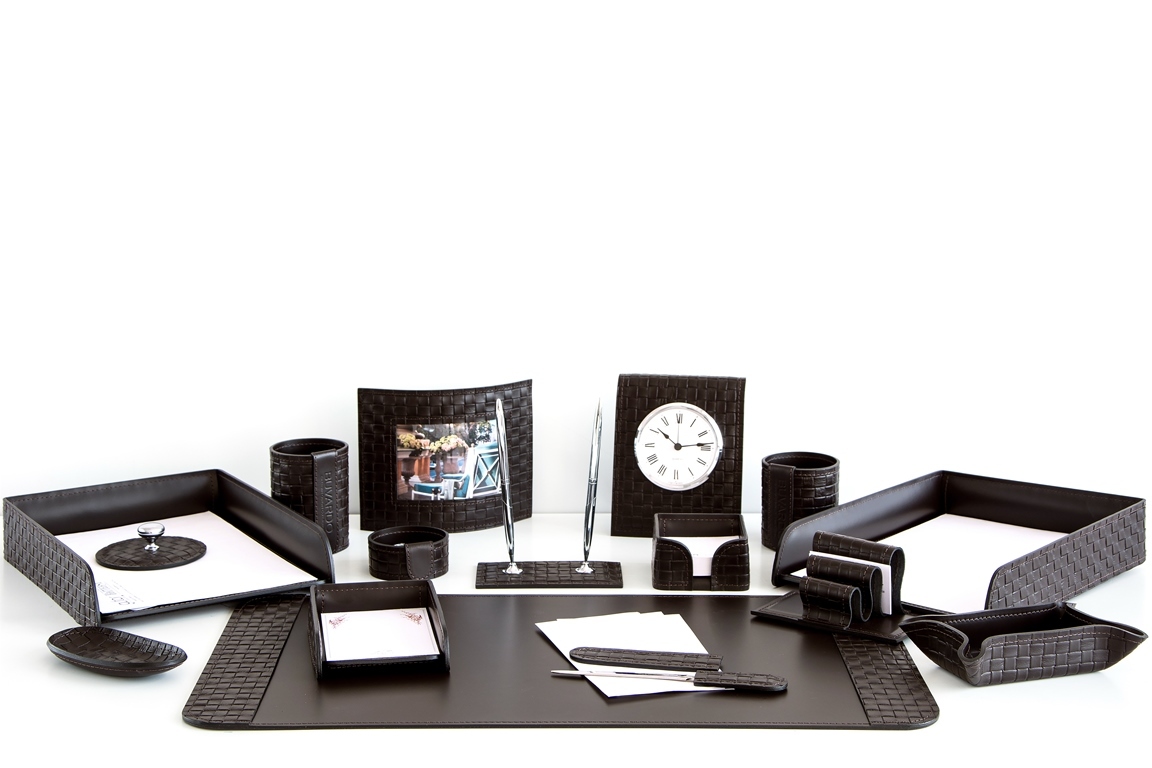 НЕТ В НАЛИЧИИ Настольный набор из кожи тречча/шоколад 16 предметов №54