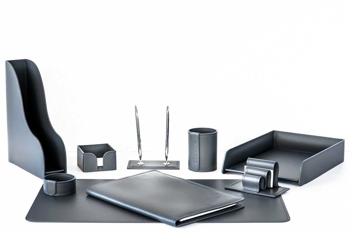 Темно-серый кожаный настольный набор с папкой