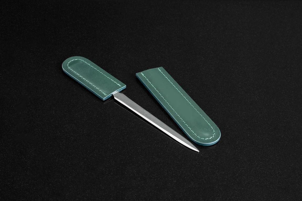 НЕТ В НАЛИЧИИ Нож канцелярский в чехле из зеленой кожи FG Green