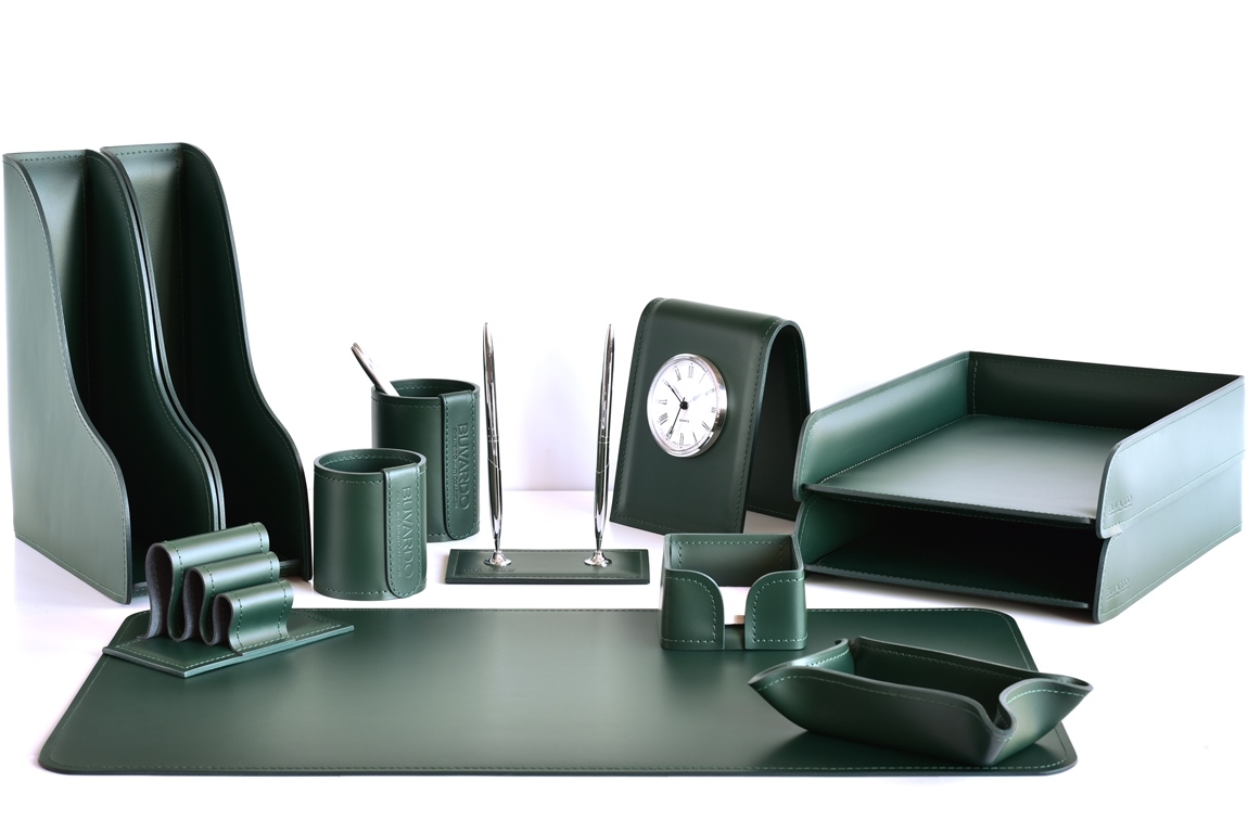 Настольный набор из кожи зеленого цвета 12 предметов с часами Настольный набор из кожи зеленого цвета 12 предметов с часами