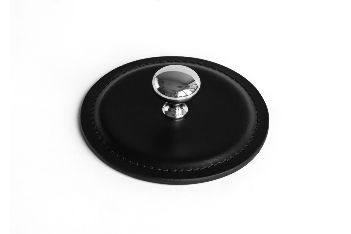 Пресс из черной кожи