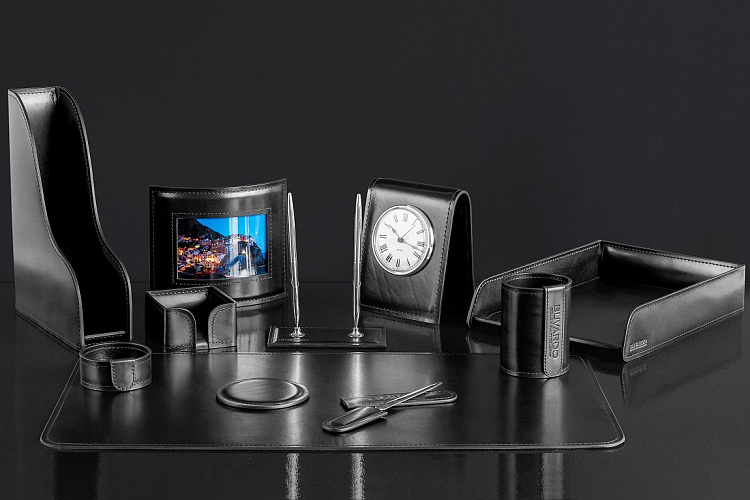 Настольный набор для руководителя 11 предметов из кожи Full Grain Black с часами и фоторамкой Настольный набор для руководителя 11 предметов из кожи Full Grain Black с часами и фоторамкой
