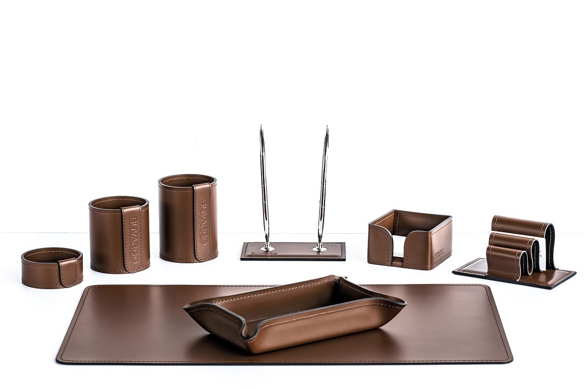 Подарочный набор в офис из кожи 8 предметов, кожа натуральная цвет орех Подарочный набор в офис из кожи 8 предметов, кожа натуральная цвет орех